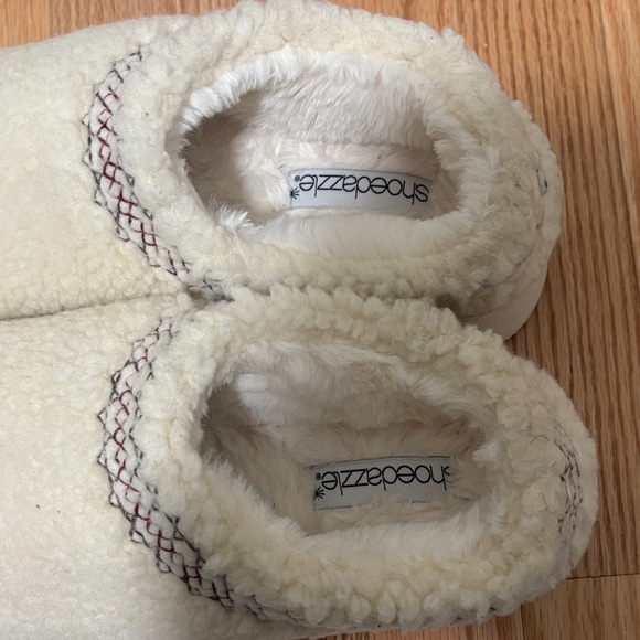 Cozy Cream Fleece Slippers - Picture 4 of 7
